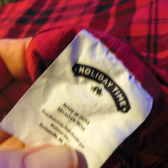 ROUND COTTON/POLY BLACK & RED CHECKERED TABLE CLOTH - Picture 4 of 4